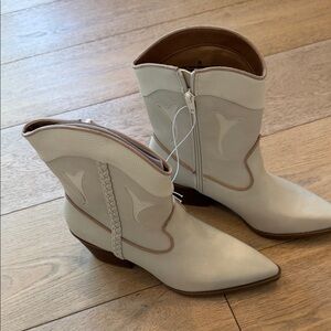 Universal Thread Cream Heeled Boots